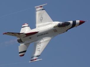 F-16 Falcon Thunderbird in a high-G turn