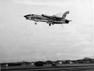 F-8 Crusader mistakenly flying with wings tips folded